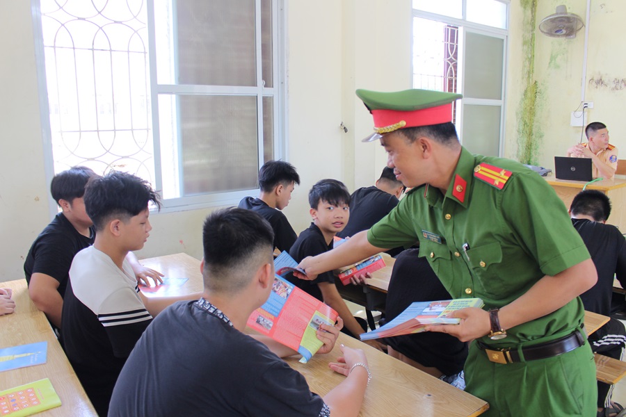 Công an huyện An Lão tuyên truyền pháp luật đầu khóa cho gần 200 học sinh, sinh viên